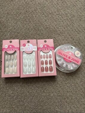 NWT Olive & June Set of 4 Mani Press-On Nails